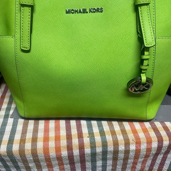 Micheal k Green shoulder bag lime green pro-owned Clean - Picture 8 of 11